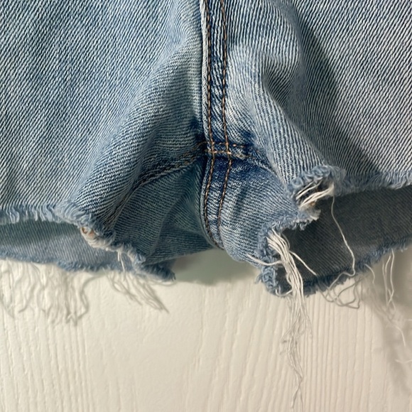 American Eagle Mom Jean High Rise Light Wash Denim Fringe Shorts Size 4 - Picture 4 of 7